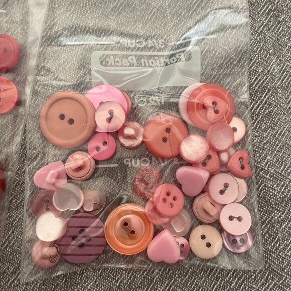 Set of Mixed Red Pink Buttons Hearts Round Craft Replacement Buttons! - Picture 2 of 4